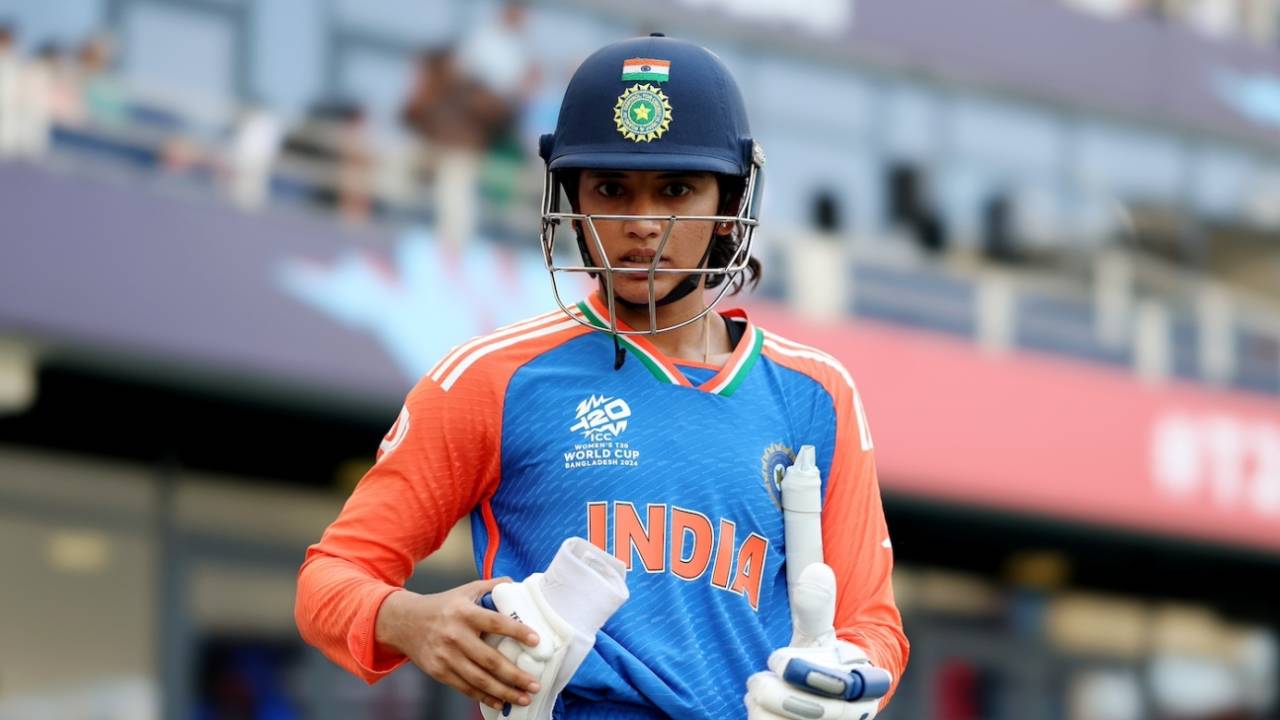 Smriti Mandhana gets ready to walk out, India vs Pakistan, Women's T20 World Cup, Dubai, October 6, 2024