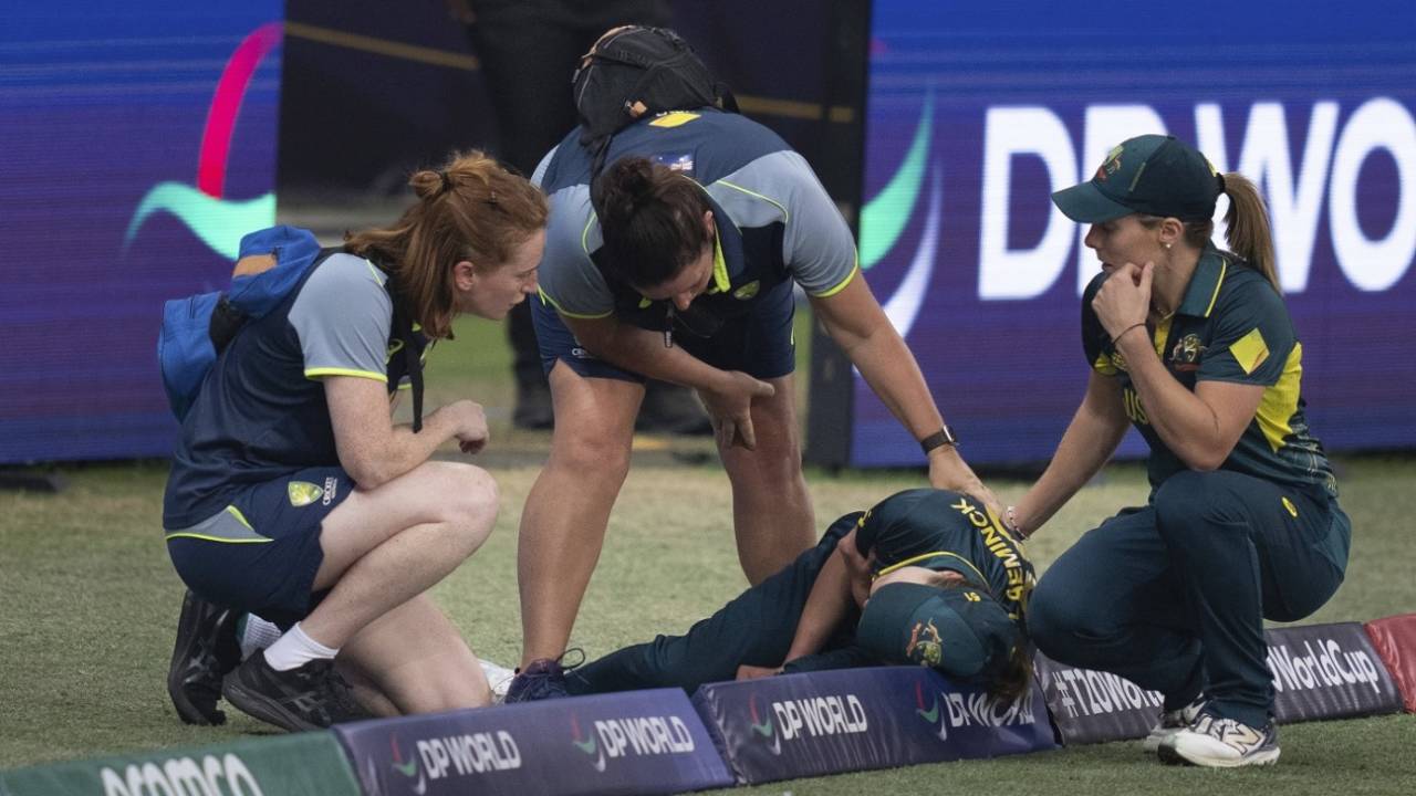 Tayla Vlaeminck was injured on the fourth ball upon her T20 World Cup return, Australia vs Pakistan, Women's T20 World Cup, Dubai, October 11, 2024