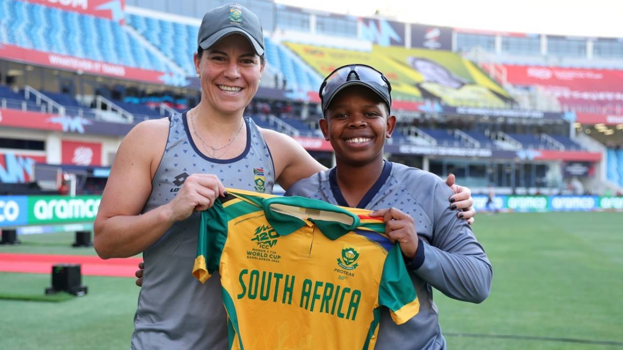 Marizanne Kapp presents Sinalo Jafta a shirt marking her 50th T20I for South Africa , Bangladesh vs South Africa, T20 World Cup 2024, Dubai, October 12, 2024