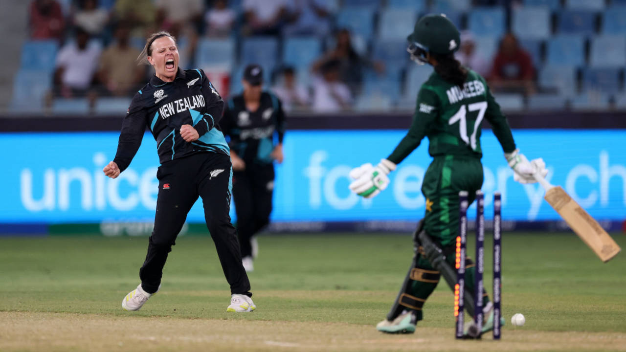Lea Tahuhu knocked over Muneeba Ali for 15, New Zealand vs Pakistan, Women's T20 World Cup, Dubai, October 14, 2024