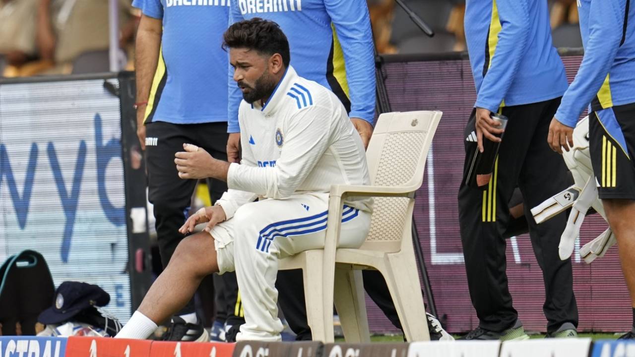 Rishabh Pant walked off the field after getting hit on the right knee, India vs New Zealand, 1st Test, Bengaluru, 2nd day, October 17, 2024