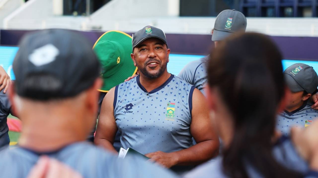 Paul Adams speaks at the team huddle, Australia vs South Africa, semi-final, Dubai, Women's T20 World Cup, October 17, 2024