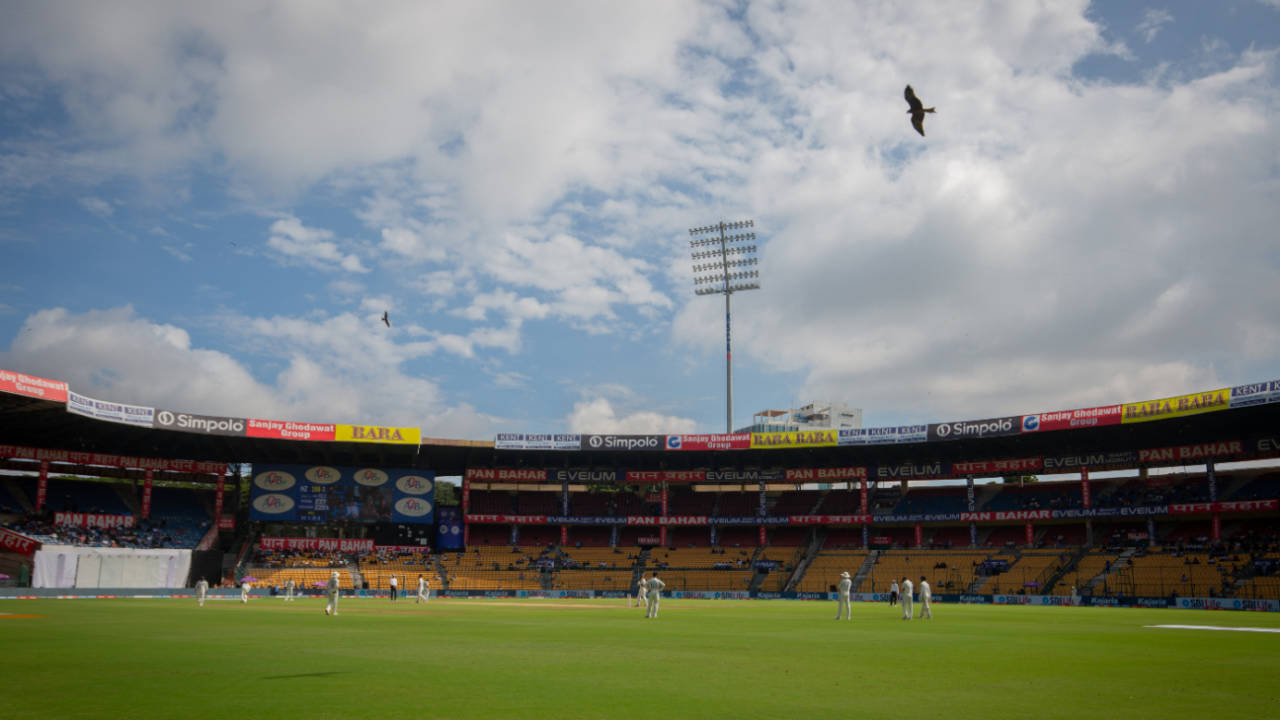 A morning of Test cricket in the sunshine at the Chinnaswamy, India vs New Zealand, 1st Test, Bengaluru, 3rd day, October 18, 2024