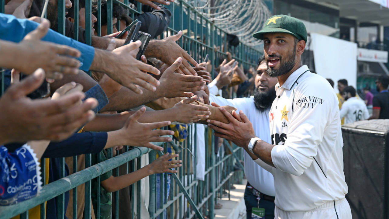 Shan Masood greets the fans across the railings after Pakistan's win, Pakistan vs England, 2nd Test, Multan, 4th day, October 18, 2024