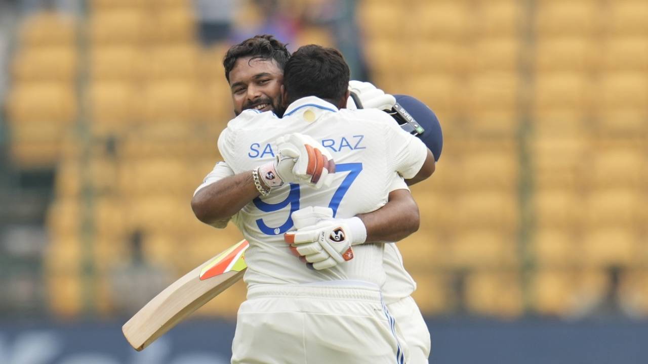 Sarfaraz Khan celebrates his century with Rishabh Pant, India vs New Zealand, 1st Test, Bengaluru, 4th day, October 19, 2024