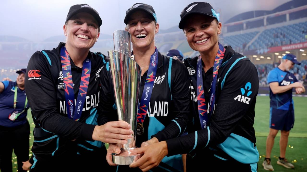 Lea Tahuhu, Sophie Devine and Suzie Bates pose with the trophy, South Africa vs New Zealand, final, Dubai, Women's T20 World Cup, October 20, 2024