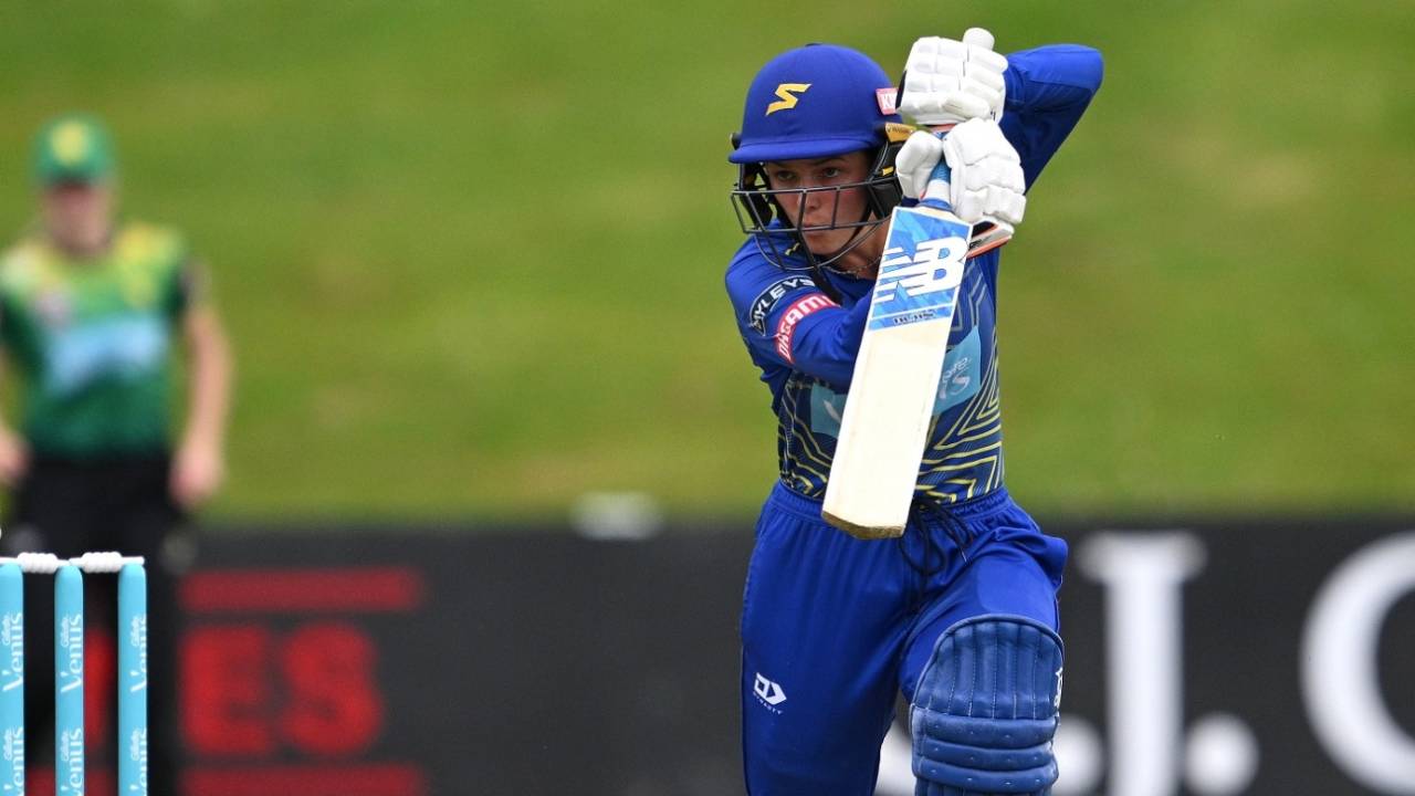 Polly Inglis hits one through the off side, Otago vs Central Districts, Women's Super Smash 2023-24, Dunedin, January 19, 2024