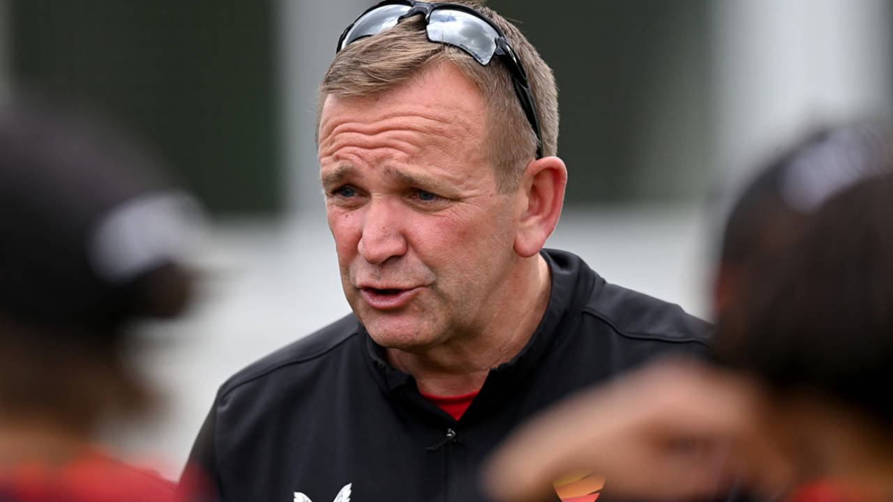 Andy Tennant speaks to his Sunrisers players, Central Sparks vs Sunrisers, Rachael Heyhoe Flint Trophy, Kidderminster, May 1, 2024