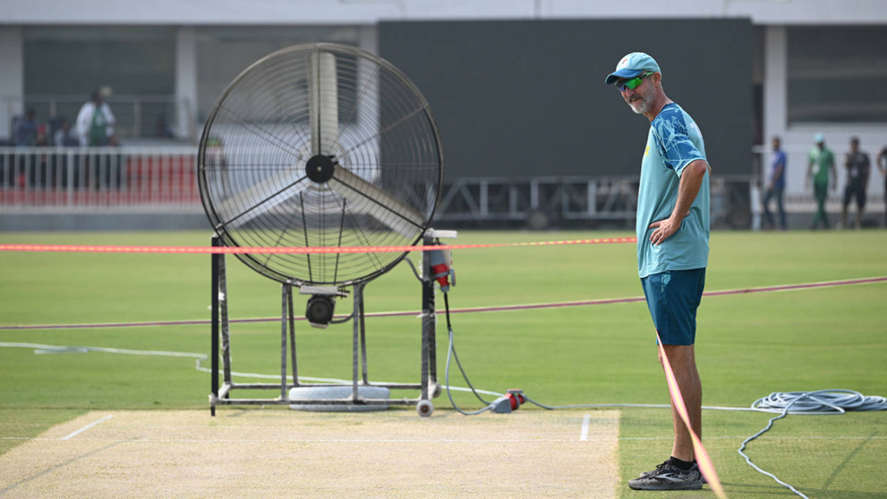 Jason Gillespie has a look at the Pindi surface, Pakistan vs England, 3rd Test, Rawalpindi, October 22, 2024