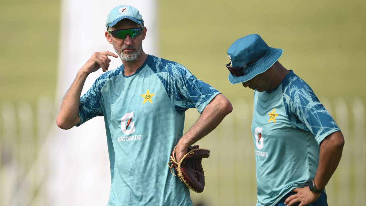 Jason Gillespie chats to Azhar Mahmood ahead of the third Test, Pakistan vs England, 2nd Test, Rawalpindi, October 23, 2024