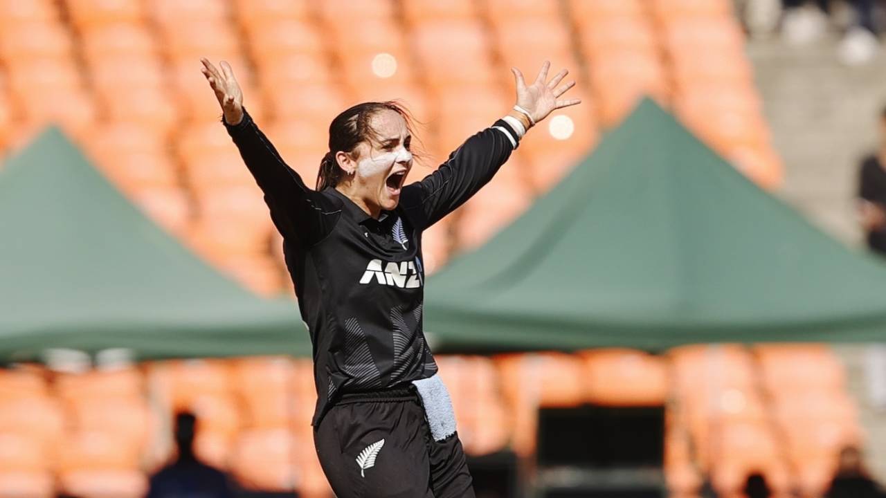 Amelia Kerr thought she had Tejal Hasabnis lbw, India vs New Zealand, 1st women's ODI, Ahmedabad, October 24, 2024