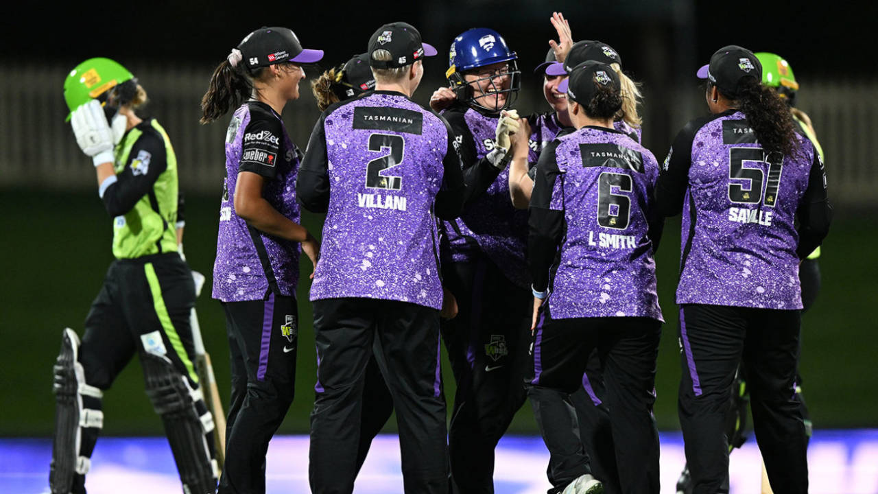 Hobart Hurricanes congratulate Lizelle Lee on her vitals stumping to remove Phoebe Litchfield, Hobart Hurricanes vs Sydney Thunder, Hobart, October 28, 2024