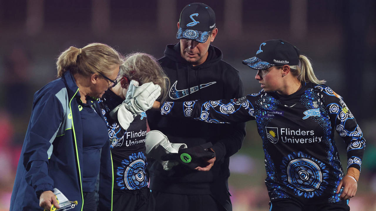 Bridget Patterson leaves the field after taking a blow in the face, Sydney Sixers vs Adelaide Strikers, WBBL, North Sydney Oval, October 29, 2024