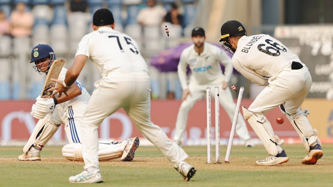 Yashasvi Jaiswal attempts a reverse sweep, and loses his stumps, India vs New Zealand, 3rd Test, Mumbai, 1st day, November 1, 2024