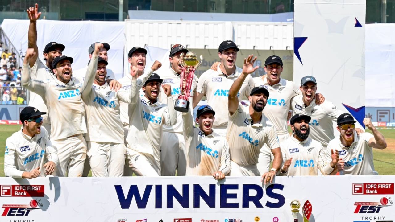 The New Zealand players celebrate after their historic win, India vs New Zealand, 3rd Test, Mumbai, 3rd day, November 3, 2024