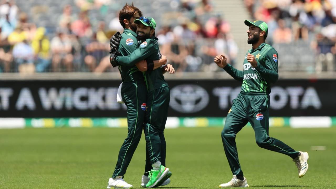 Shaheen Shah Afridi gets a hug from Mohammad Rizwan, Australia vs Pakistan, 3rd ODI, Perth, November 10, 2024