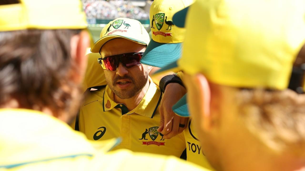 Josh Inglis gives the team talk on captaincy debut, Australia vs Pakistan, 3rd ODI, Perth, November 10, 2024