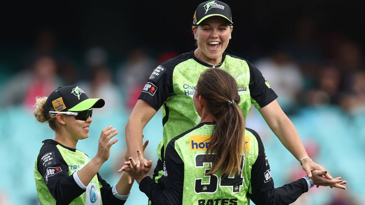 Sydney Thunder celebrate the wicket of Ash Gardner, Sydney Sixers vs Sydney Thunder, WBBL, SCG, November 10, 2024