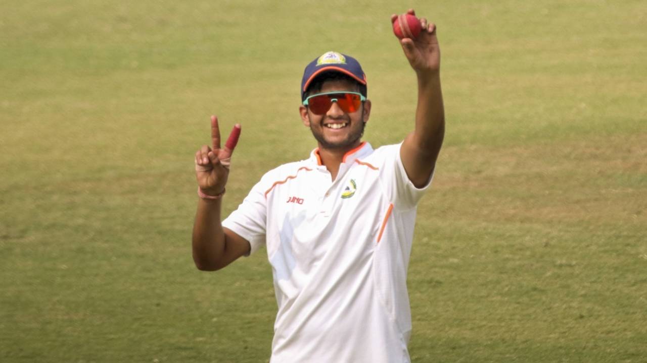 Harsh Dubey holds the ball aloft after picking up a match haul of 11 wickets, Vidarbha vs Himachal Pradesh, Ranji Trophy 2024-25, Nagpur, November 10, 2024