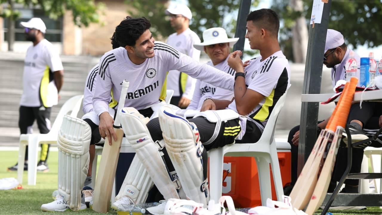 Shubman Gill and Yashasvi Jaiswal have a chat, Australia vs India, 1st Test, Perth, November 13, 2024