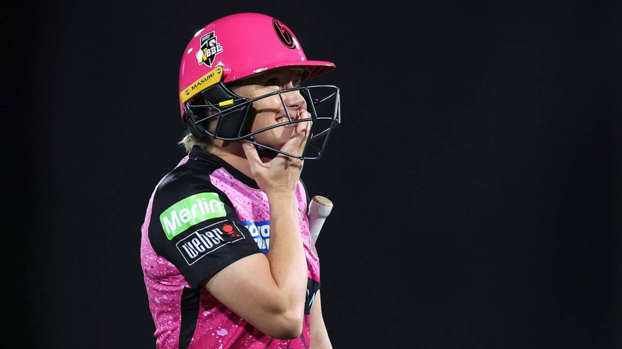 Alyssa Healy walks off, Sydney Sixers vs Melbourne Stars, WBBL, North Sydney Oval, November 1, 2024