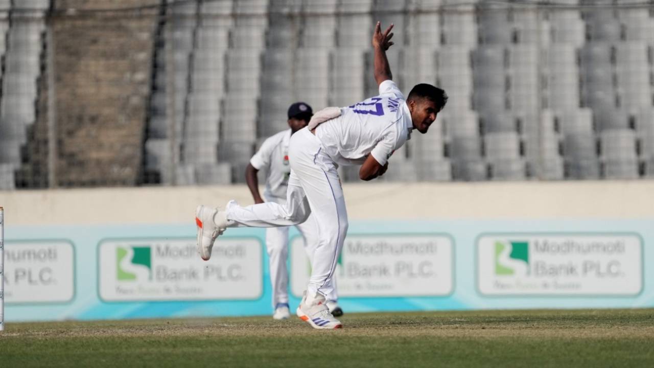 Sumon Khan returned figures of 6 for 50 in the first innings, Dhaka Division vs Khulna Divison, NCL, Mirpur, November 16, 2024