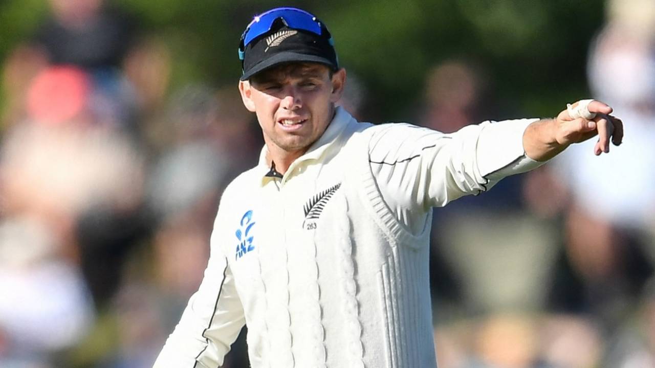 Tom Latham arranges the field, New Zealand vs England, 1st Men's Test, Day 2, Christchurch, November 29, 2024