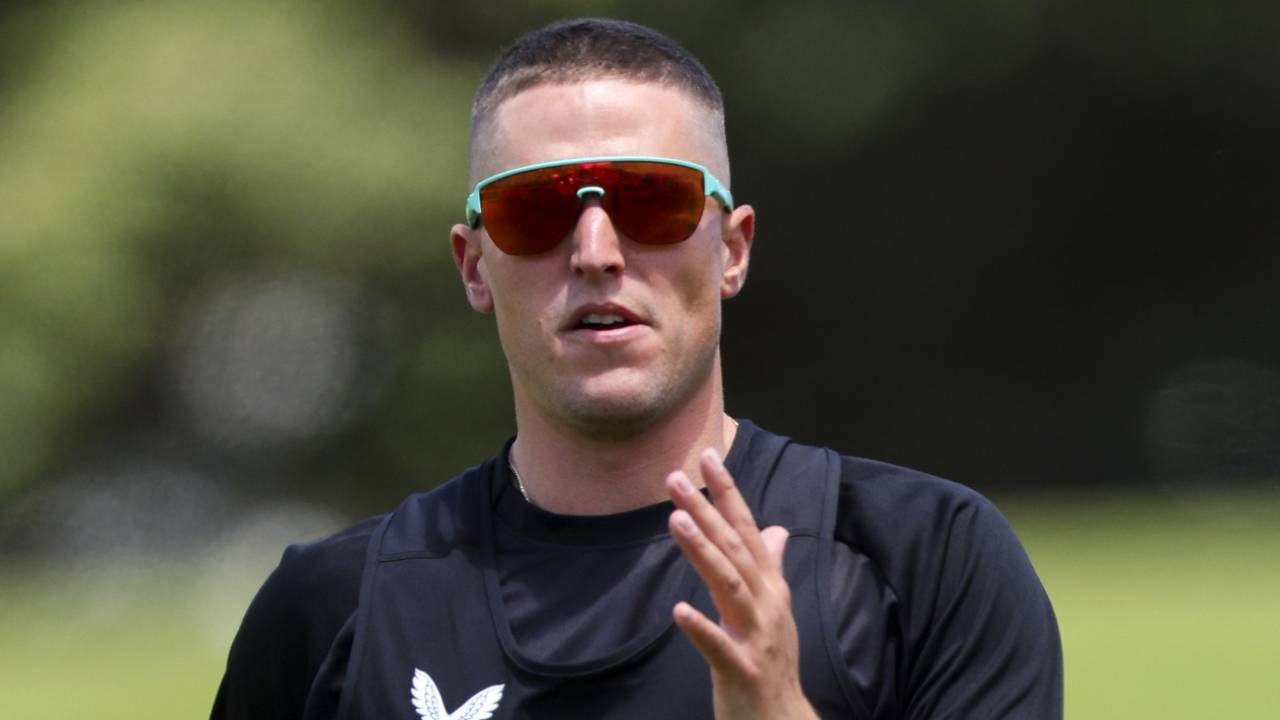 Brydon Carse tunes up for the second Test against New Zealand, Wellington, December 5, 2024