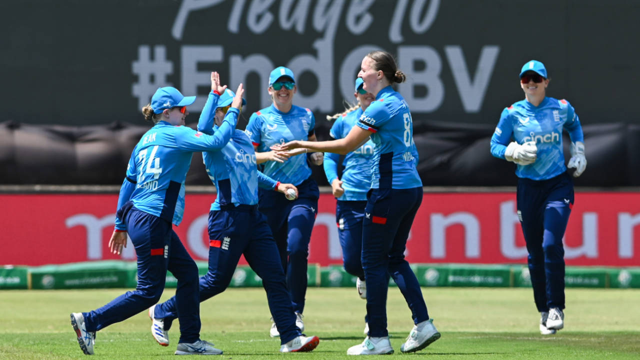 Lauren Filer stuck hard with the new ball, South Africa vs England, 2nd women's ODI, Durban, December 8, 2024