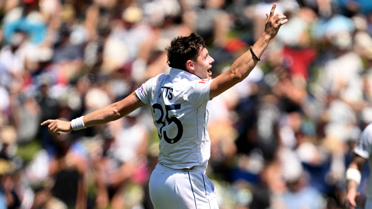 Matthew Potts celebrates his dismissal of Tom Latham, New Zealand vs England, 3rd Test, Hamilton, 1st day, December 14, 2024