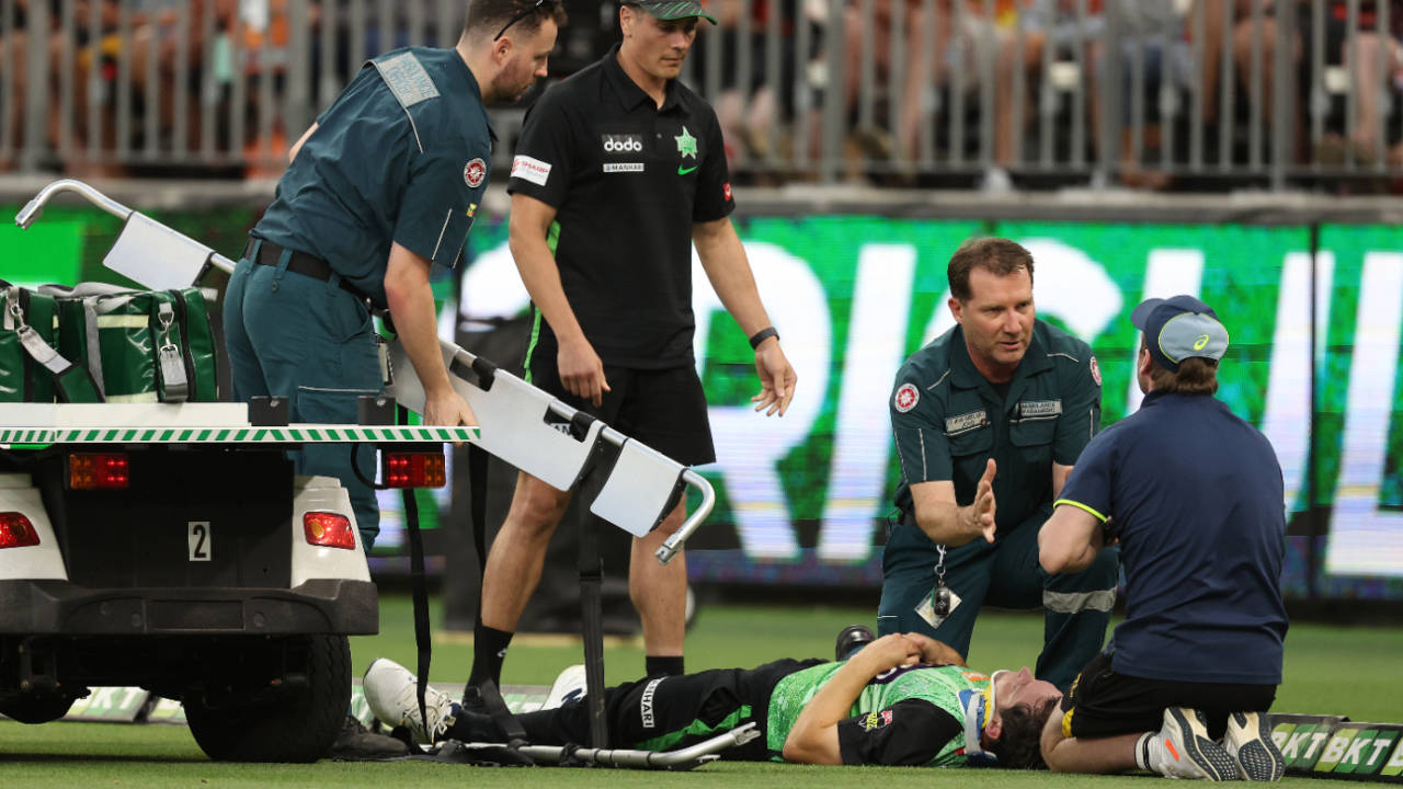 Hilton Cartwright hurt his neck while fielding and needed treatment before being stretchered off, Perth Scorchers vs Melbourne Stars, BBL 2024-25, Optus Stadium, Perth, December 15, 2024