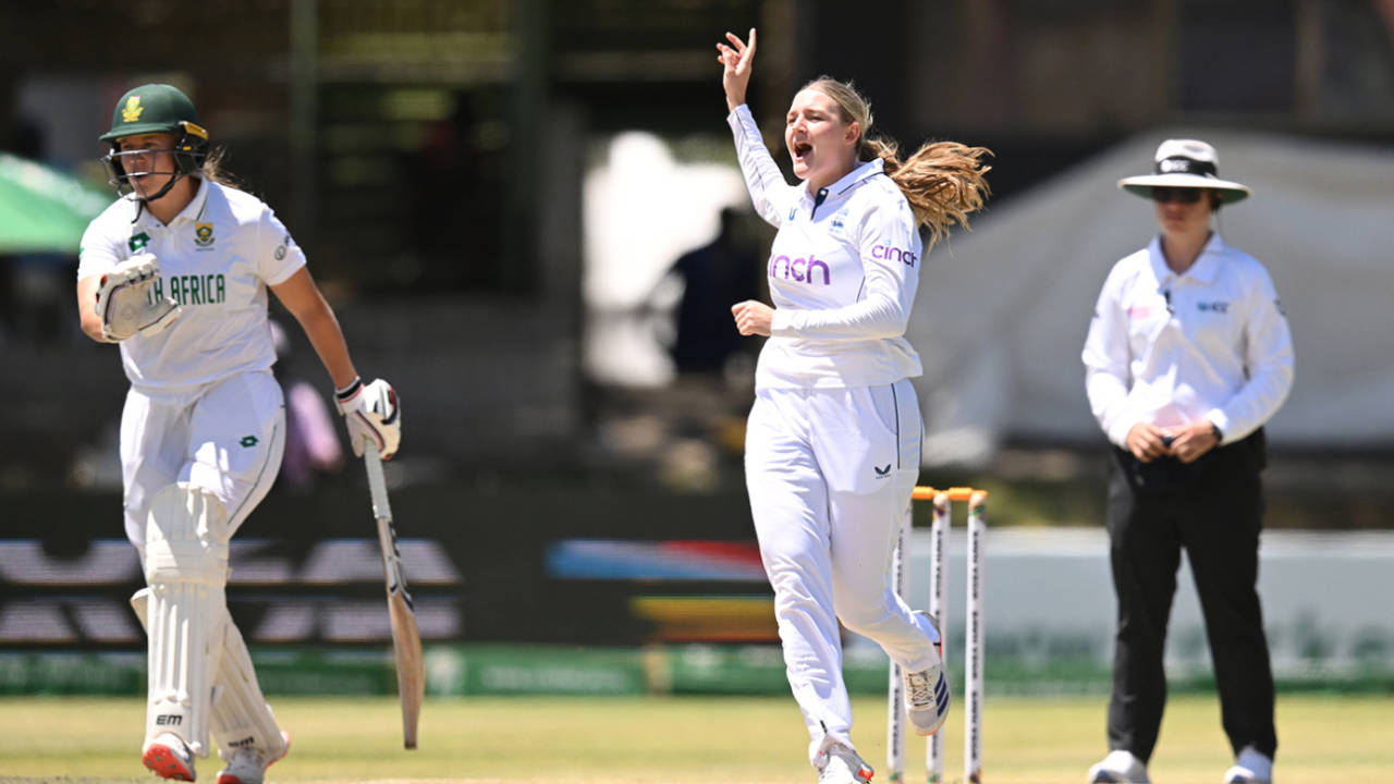 Ryana MacDonald-Gay appeals, South Africa vs England, Only Women's Test, Bloemfontein, Day 2, December 16, 2024
