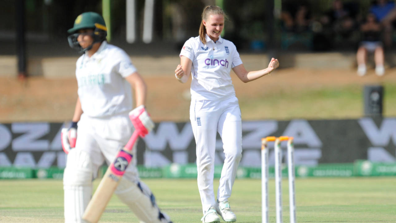 Lauren Filer was in the wickets for England, South Africa vs England, Only Women's Test, Bloemfontein, Day 2, December 16, 2024