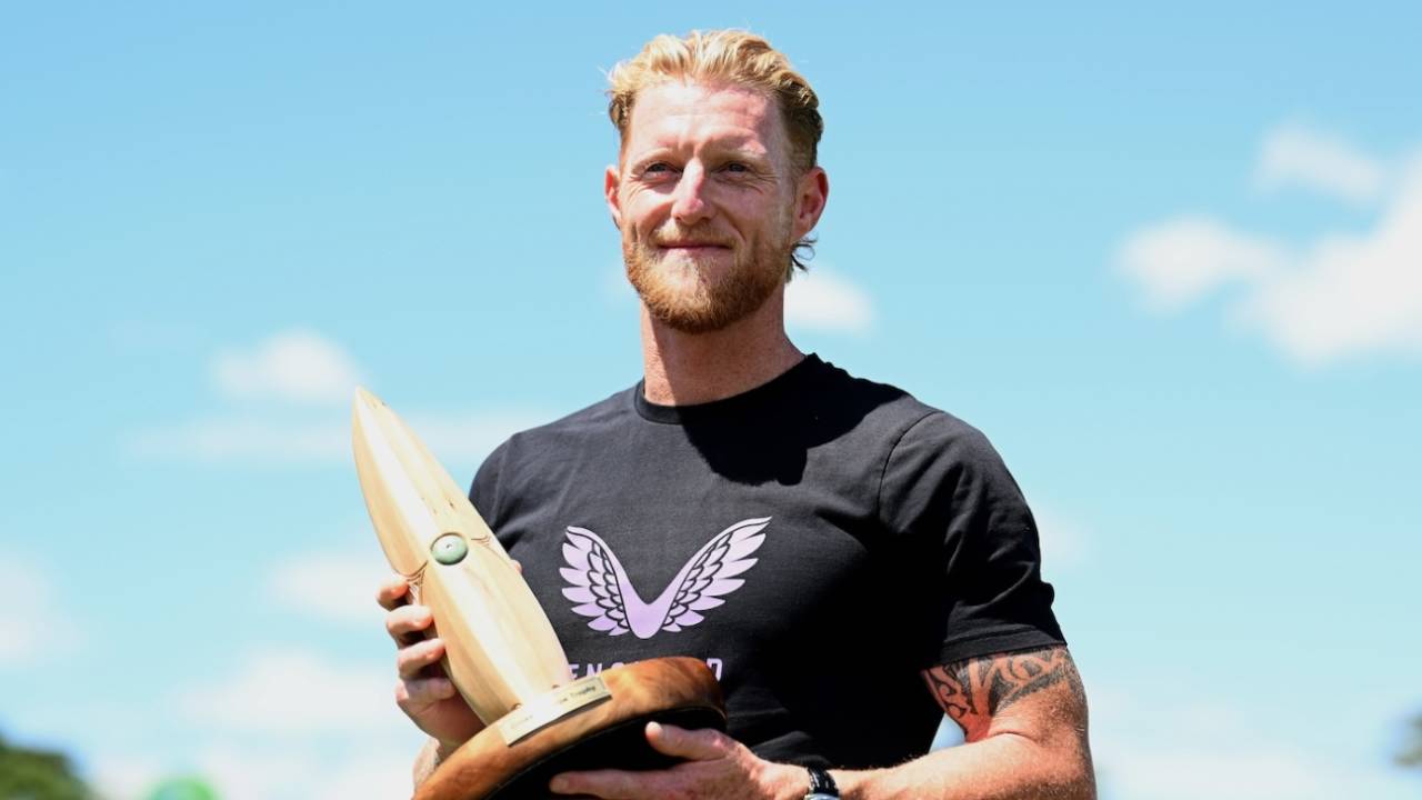 Ben Stokes was all smiles with the Crowe-Thorpe Trophy, New Zealand vs England, 3rd Test, Hamilton, 4th day, December 17, 2024
