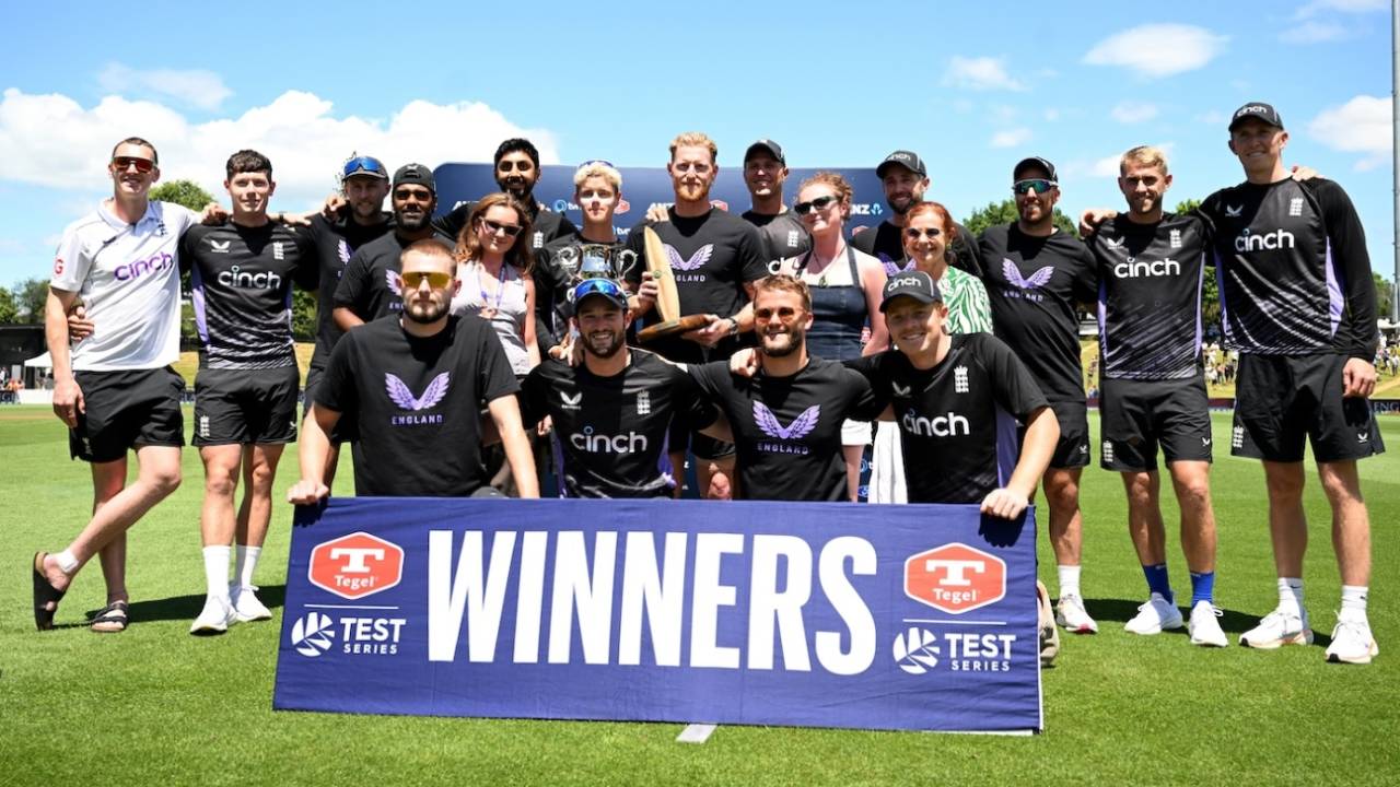 Ben Stokes and England pose with the Crowe-Thorpe Trophy, New Zealand vs England, 3rd Test, Hamilton, 4th day, December 17, 2024