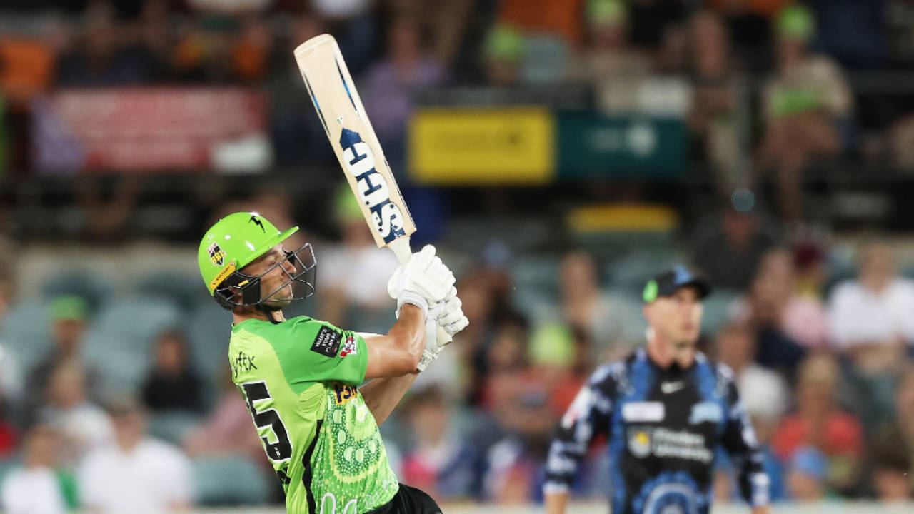 Daniel Sams teed off for 42 off 18 to get Sydney Thunder home in a close one, Adelaide Strikers vs Sydney Thunder, BBL 2024-25, Canberra, December 17, 2024