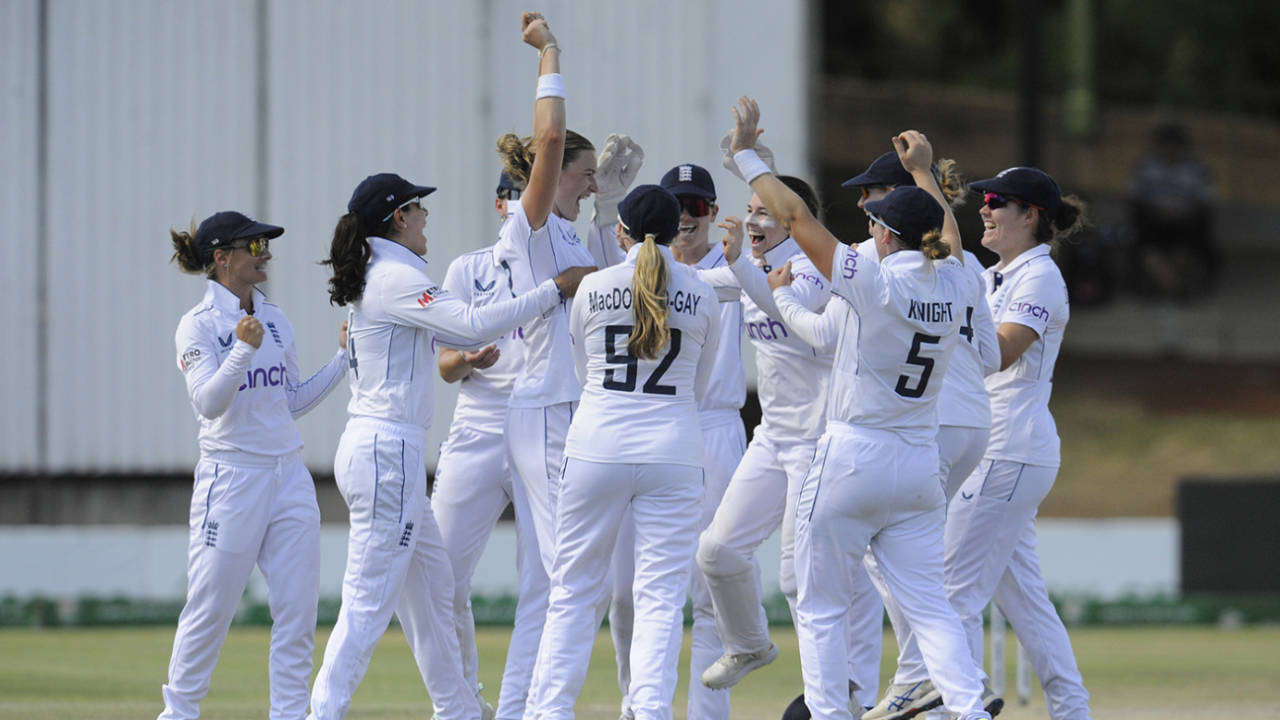 Lauren Bell and her team-mates celebrate after Annerie Dercksen's dismissal, South Africa vs England, Only Women's Test, Bloemfontein, Day 3, December 17, 2024