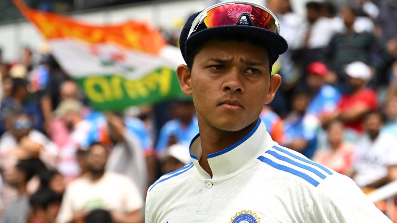 Yashasvi Jaiswal waits for a chance to get on the field, Australia vs India, 3rd Test, Brisbane, 5th day, December 18, 2024