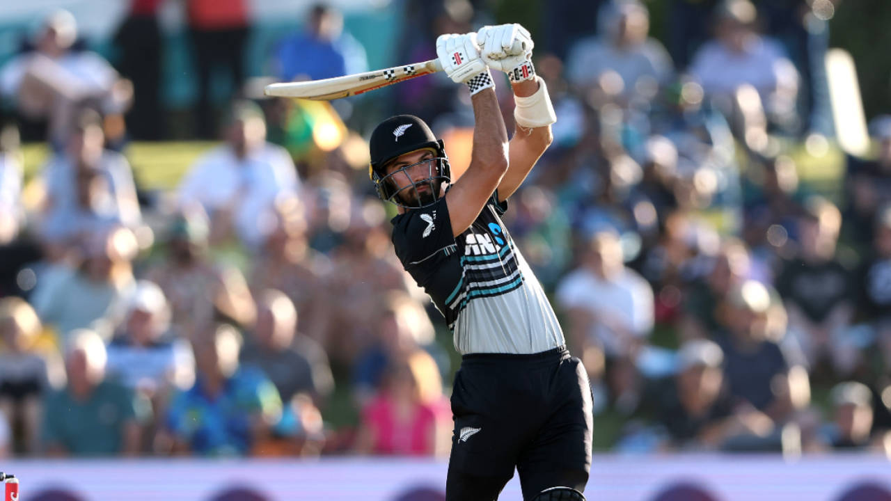 Tim Robinson drives down the ground in the second T20I, New Zealand vs Sri Lanka, 2nd T20I, Mount Maunganui, December 30, 2024