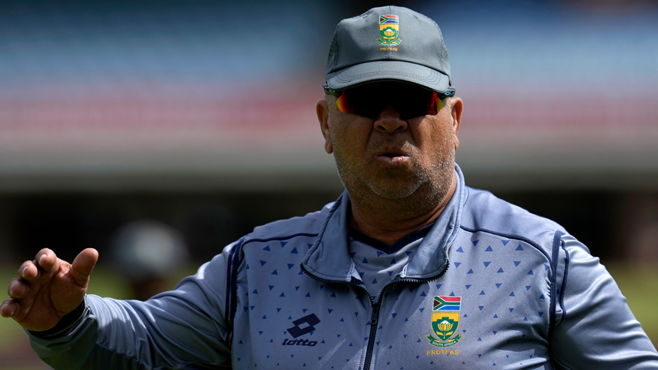 South Africa Test coach Shukri Conrad looks on, South Africa vs Sri Lanka, 2nd Test, Gqeberha, 1st day, December 5, 2024
