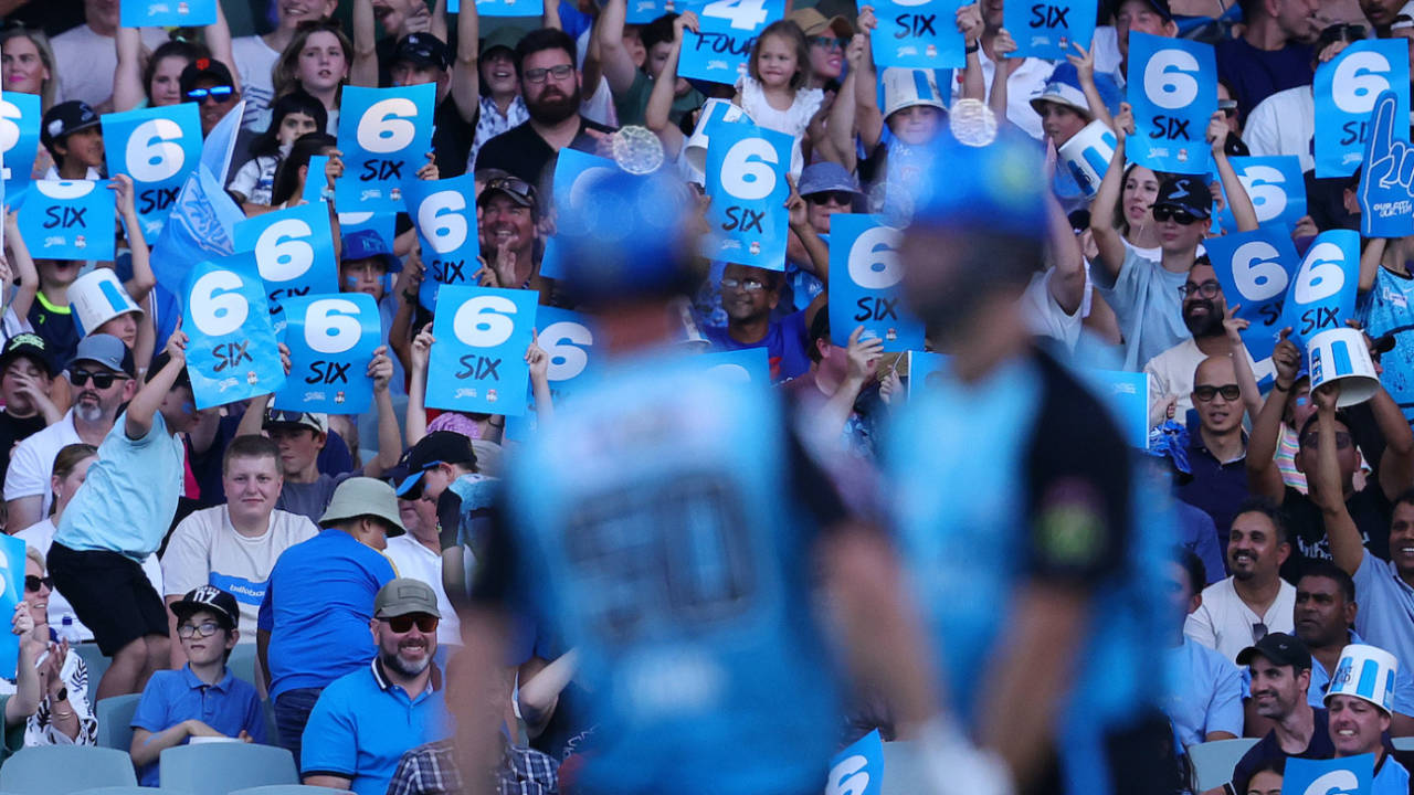 Matt Short and Chris Lynn turn the crowd into umpires, Adelaide Strikers vs Brisbane Heat,, BBL, Adelaide, January 11, 2025