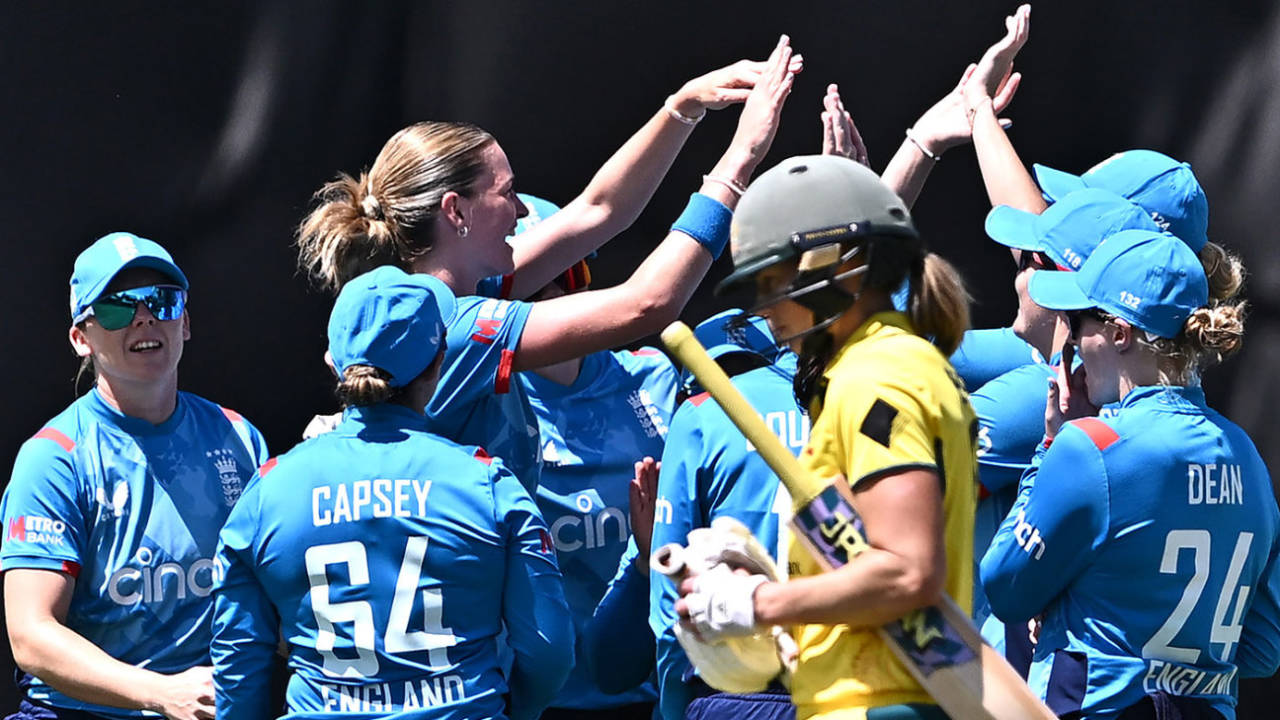 Lauren Bell trapped Ellyse Perry lbw during an impressive opening spell, Australia vs England, 1st ODI, Women's Ashes, North Sydney Oval, January 12, 2025 