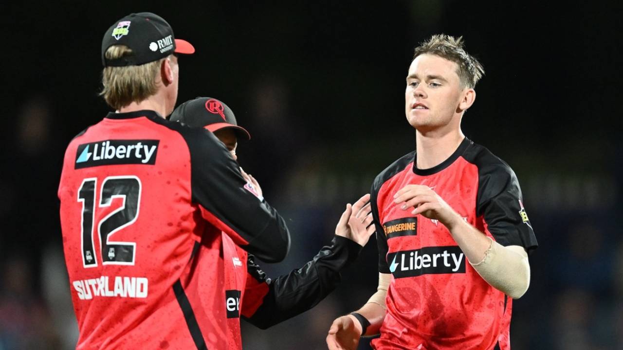 The Melbourne Renegades fielders celebrate the fall of a wicket, Hobart Hurricanes vs Melbourne Renegades, BBL 2024-25, Hobart, January 14, 2025