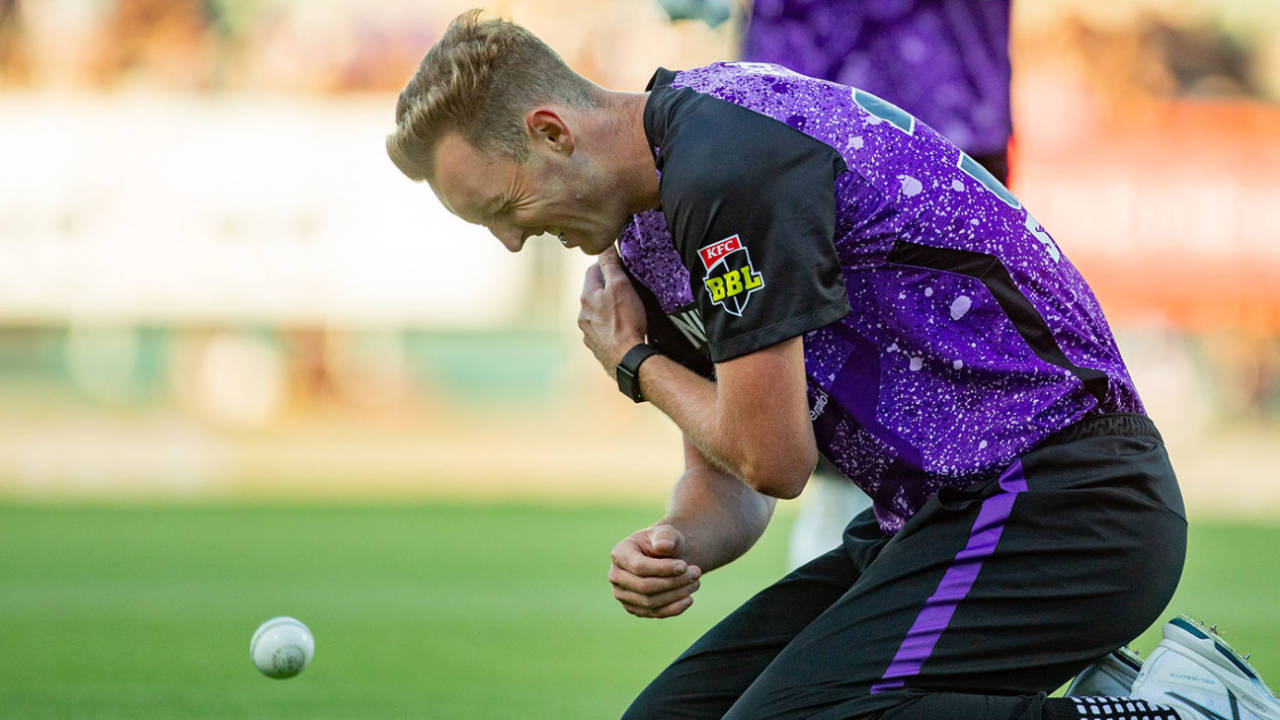 Billy Stanlake injured his shoulder taking a catch in the outfield, Hobart Hurricanes vs Melbourne Renegades, BBL, Hobart, January 14, 2025