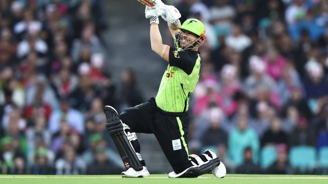 David Warner tried to accelerate for Sydney Thunder around the rain breaks, Sydney Sixers vs Sydney Thunder, BBL 2024-25, Sydney, January 17, 2025