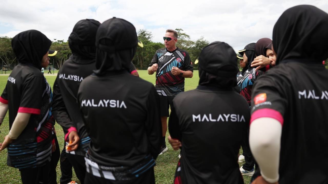 Malaysia head coach Job van Bunge speaks to players during a training session, Women's Under-19 T20 World Cup 2025, Kuala Lumpur, January 16, 2025