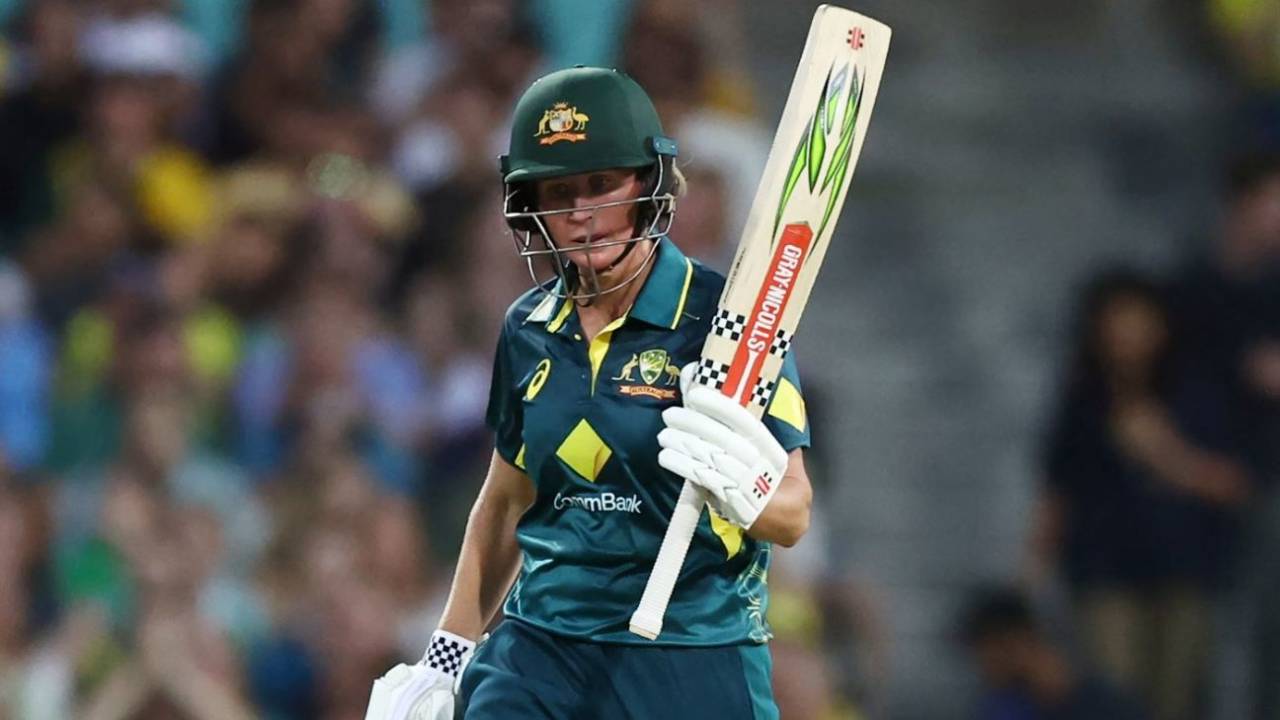 Beth Mooney acknowledges her half-century, Australia vs England, Women's Ashes, 1st T20I, Sydney, January 20, 2025