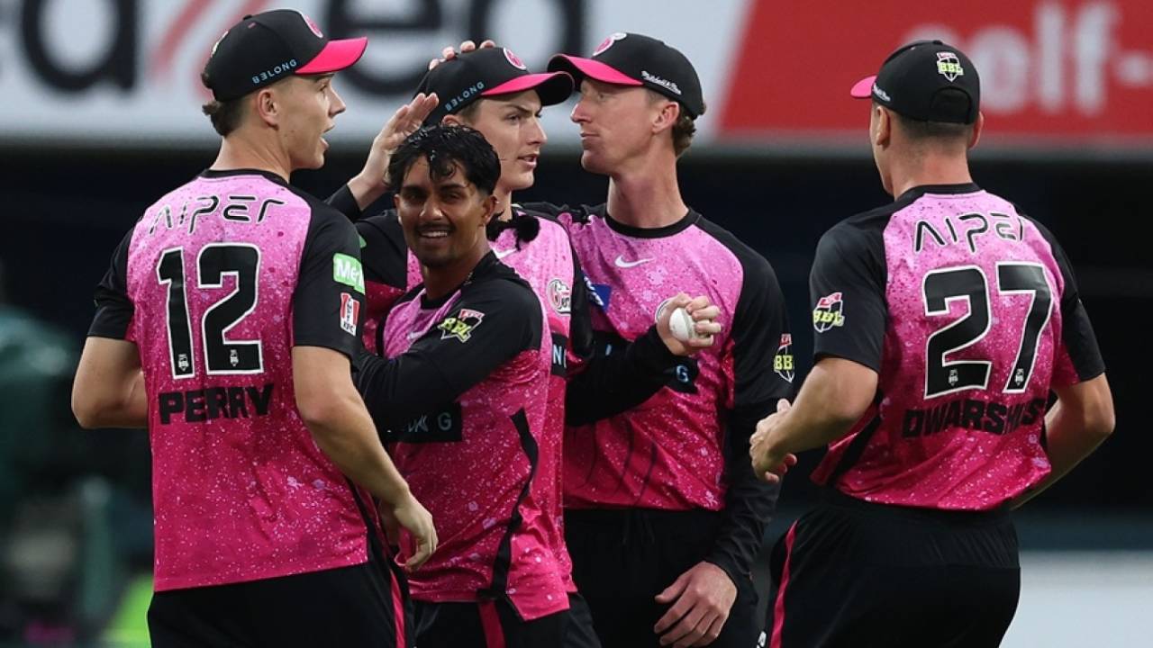 Jafer Chohan celebrates with his team-mates, Hobart Hurricanes vs Sydney Sixers, BBL 2024-25, Qualifier, Hobart, January 21, 2025
 