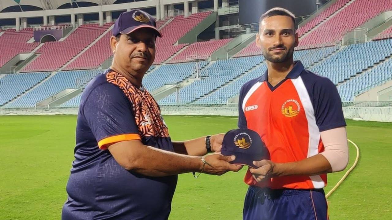 Chandigarh head coach Sunil Saggi presents Rohit Dhanda his T20 cap, Chandigarh vs Jharkhand, Lucknow, Syed Mushtaq Ali Trophy, October 14, 2022
