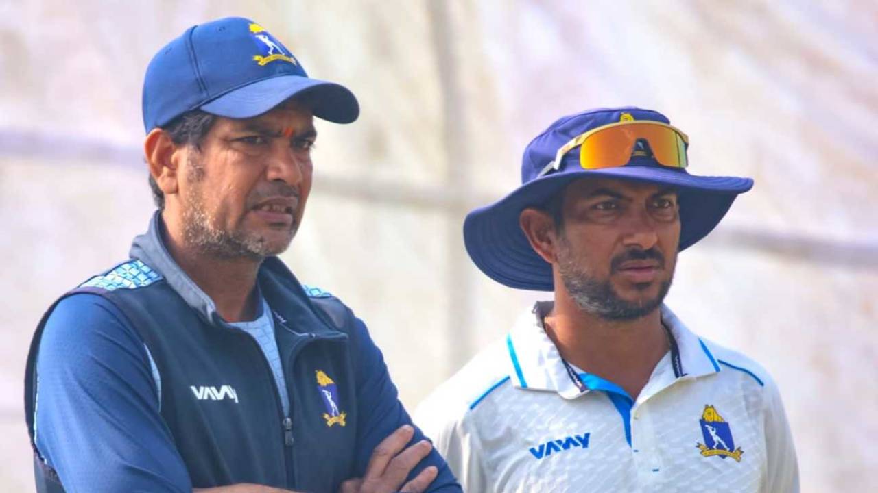 Bengal head coach Laxmi Ratan Shukla and captain Anustup Majumdar have their thinking hats on, Ranji Trophy, Kalyani, January 22, 2025